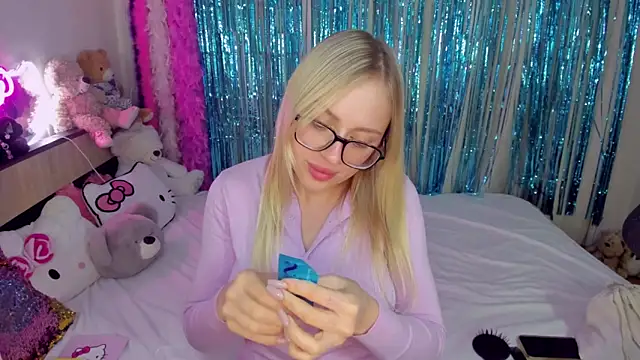 Snapshot of CeaneLino chatting on 11.19.25 CeaneLino online show from 11.19.25