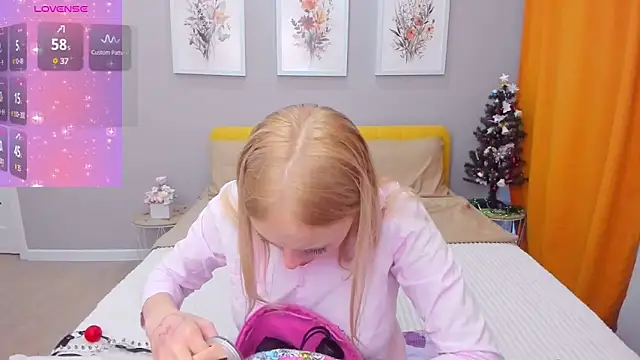 Snapshot of CeaneLino chatting on 12.05.25 CeaneLino online show from 12.05.25