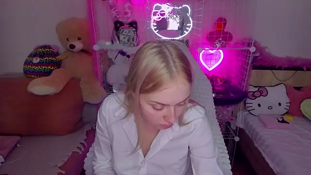 Snapshot of CeaneLino chatting on 12.18.25 CeaneLino online show from 12.18.25