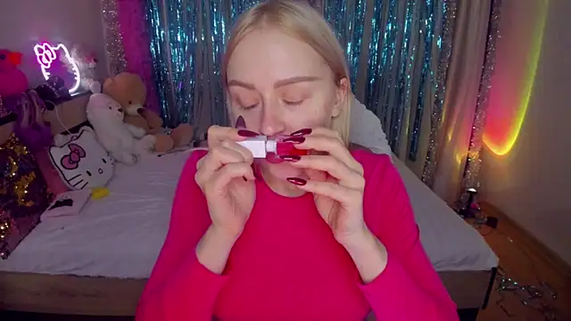 Snapshot of CeaneLino chatting on 12.19.25 CeaneLino online show from 12.19.25