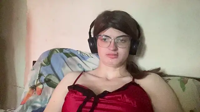 Snapshot of NikaXZimax chatting on 10.21.25 NikaXZimax online show from 10.21.25