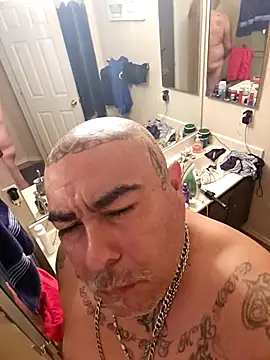 Snapshot of B1GLO chatting on 11.22.25 B1GLO online show from 11.22.25