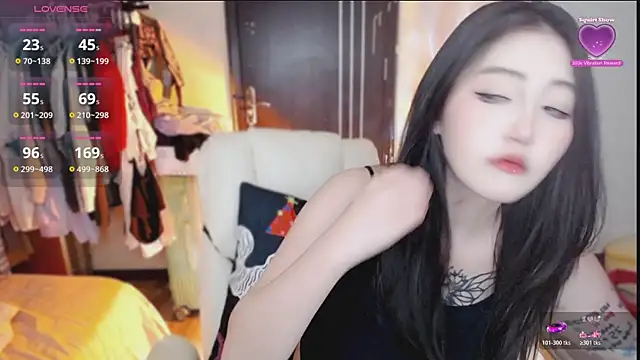 Snapshot of Ennaily chatting on 10.19.25 Ennaily online show from 10.19.25