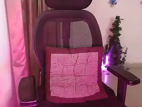 Snapshot of Royal_zara chatting on 11.24.25 Royal zara online show from 11.24.25