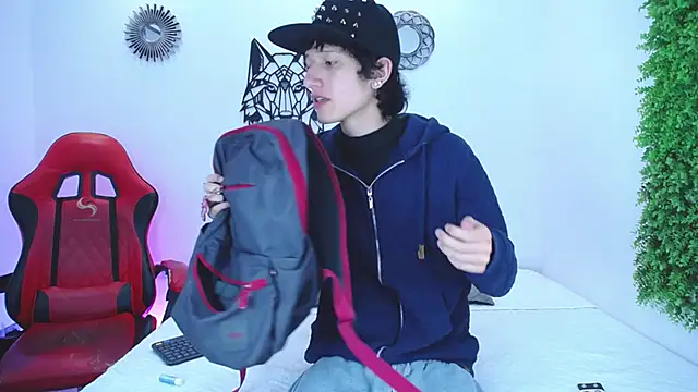 Snapshot of Emo_Boy_ chatting on 11.12.25 Emo Boy online show from 11.12.25