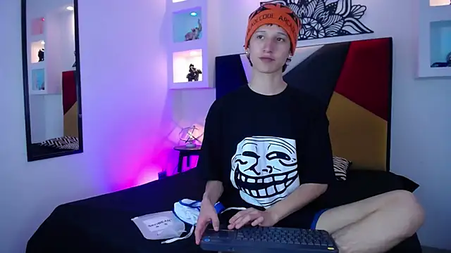 Snapshot of Emo_Boy_ chatting on 01.12.26 Emo Boy online show from 01.12.26