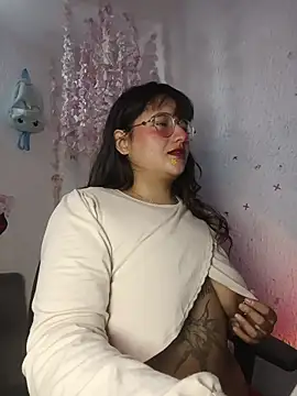 Snapshot of Emilycollei chatting on 05.18.26 Emilycollei online show from 05.18.26