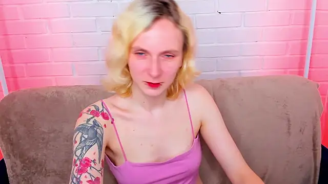 Snapshot of LikiLips chatting on 05.19.26 LikiLips online show from 05.19.26