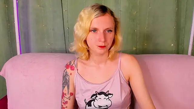 Snapshot of LikiLips chatting on 06.19.26 LikiLips online show from 06.19.26
