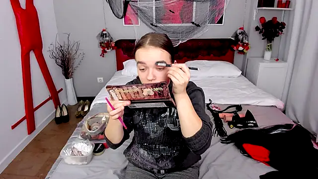 Snapshot of KamilaPeach chatting on 10.29.25 KamilaPeach online show from 10.29.25