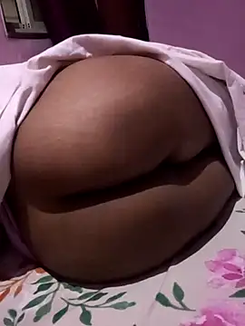 Snapshot of vickymtrb chatting on 11.04.25 vickymtrb online show from 11.04.25