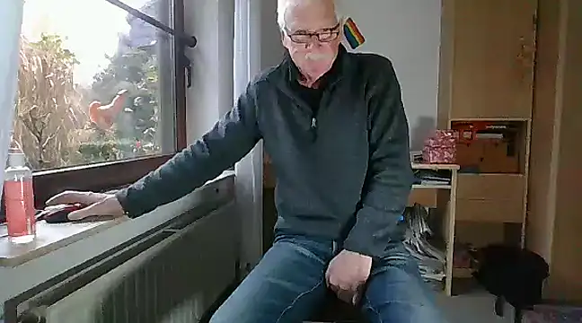 Snapshot of super-snoopy chatting on 12.08.24 super-snoopy online show from 12.08.24