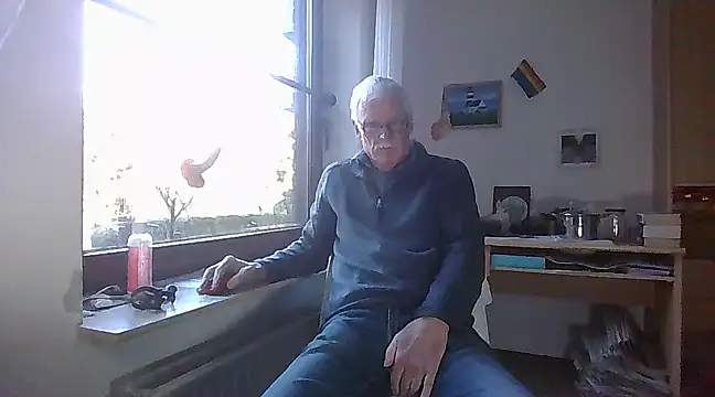 Snapshot of super-snoopy chatting on 01.19.25 super-snoopy online show from 01.19.25