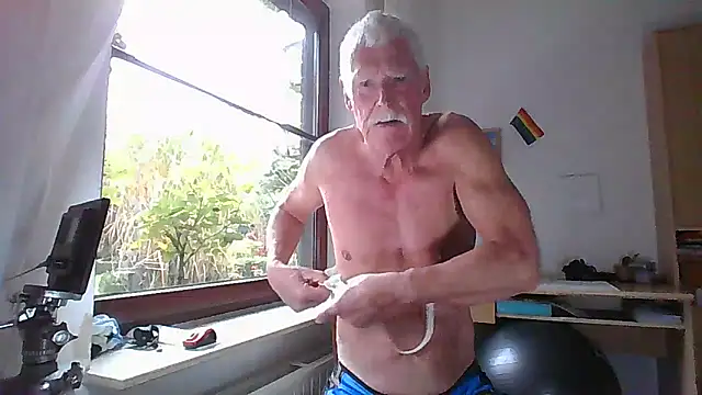 Snapshot of super-snoopy chatting on 10.12.25 super-snoopy online show from 10.12.25