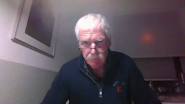 Snapshot of super-snoopy chatting on 12.04.25 super-snoopy online show from 12.04.25