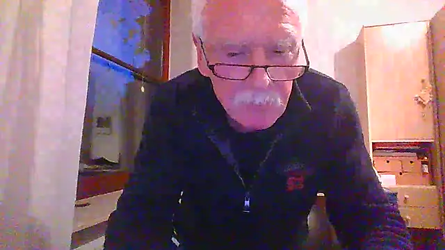 Snapshot of super-snoopy chatting on 12.05.25 super-snoopy online show from 12.05.25