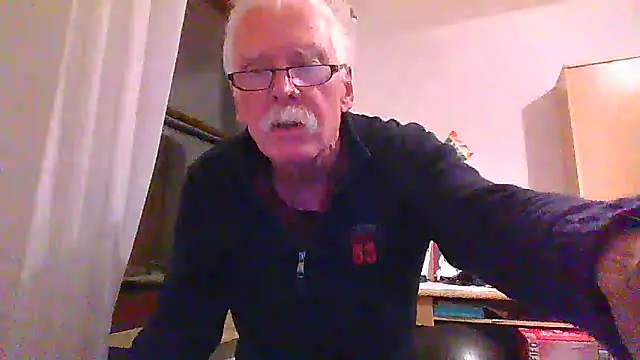 Snapshot of super-snoopy chatting on 12.16.25 super-snoopy online show from 12.16.25