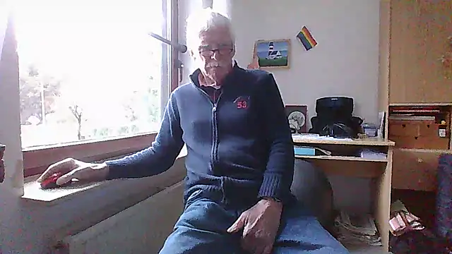 Snapshot of super-snoopy chatting on 02.08.26 super-snoopy online show from 02.08.26