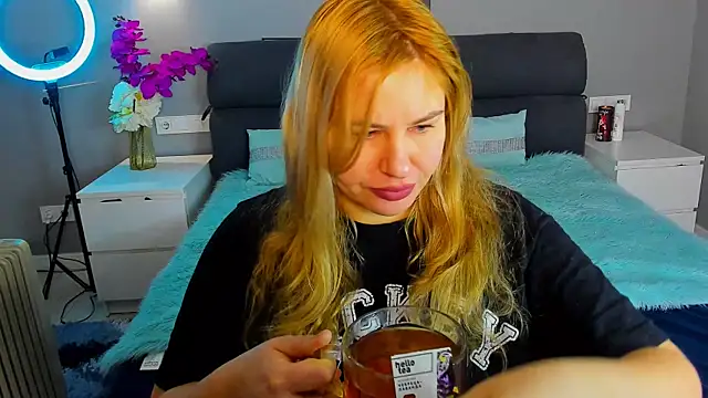 Snapshot of Passion-Blondy chatting on 02.05.26 Passion-Blondy online show from 02.05.26