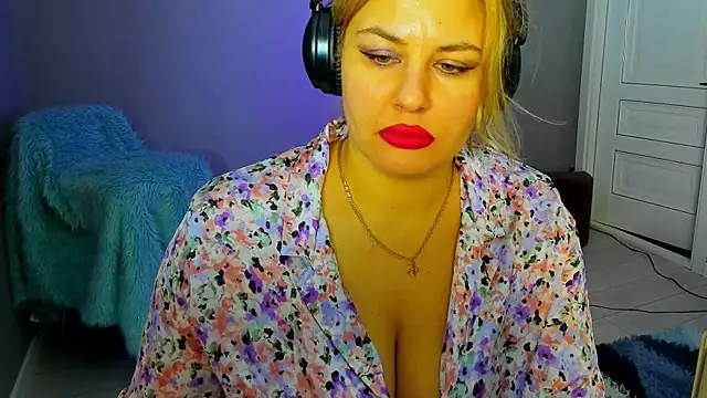 Snapshot of Passion-Blondy chatting on 02.06.26 Passion-Blondy online show from 02.06.26