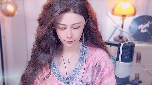 Snapshot of cherry-fa chatting on 10.14.25 cherry-fa online show from 10.14.25