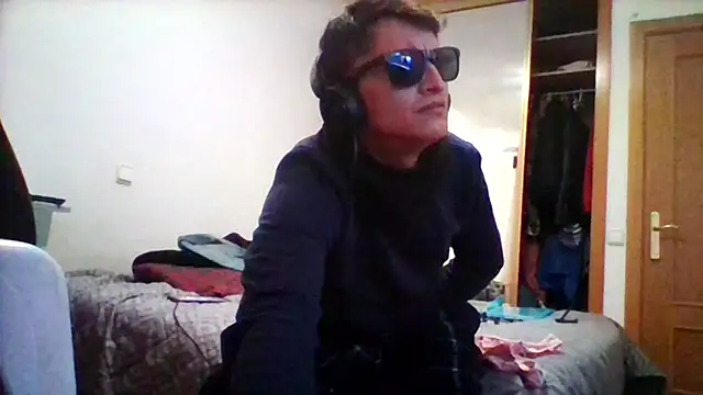 Snapshot of JerryelGato chatting on 11.26.25 JerryelGato online show from 11.26.25