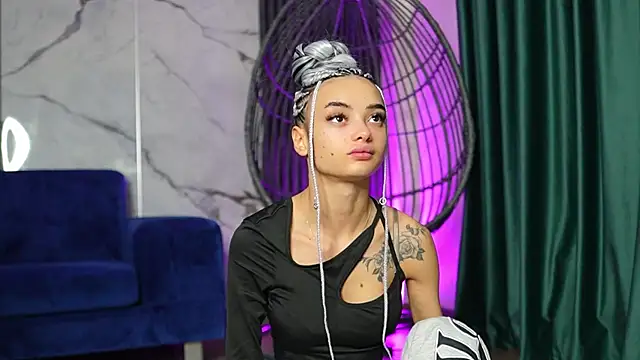 Snapshot of RachelRavee chatting on 10.27.25 RachelRavee online show from 10.27.25