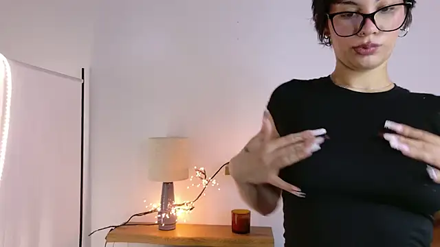 LoraShines online show from 11.18.25