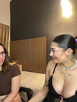 Snapshot of LoraShines chatting on 07.19.26 LoraShines online show from 07.19.26