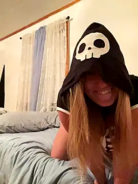 Snapshot of SugarMilkandHoney chatting on 10.24.25 SugarMilkandHoney online show from 10.24.25