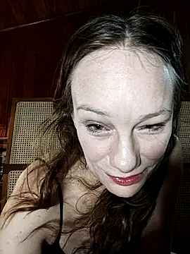 Snapshot of JulieSqualor81 chatting on 03.25.26 JulieSqualor81 online show from 03.25.26