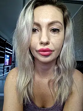 Snapshot of BritanyVegas chatting on 11.04.25 BritanyVegas online show from 11.04.25