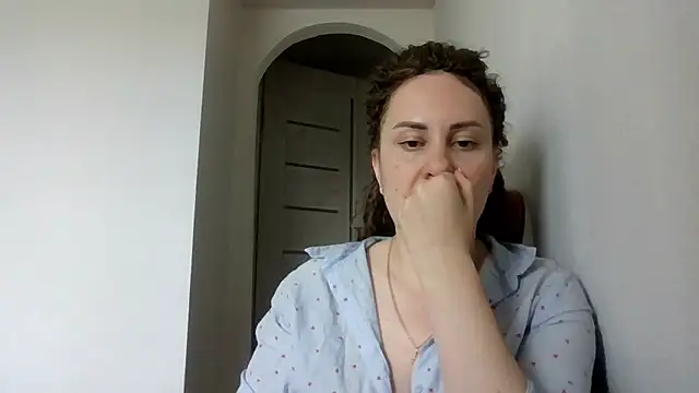 Snapshot of MeadowEyes chatting on 05.18.26 MeadowEyes online show from 05.18.26