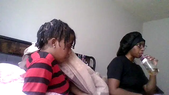 Snapshot of dezzidavill chatting on 02.17.26 dezzidavill online show from 02.17.26