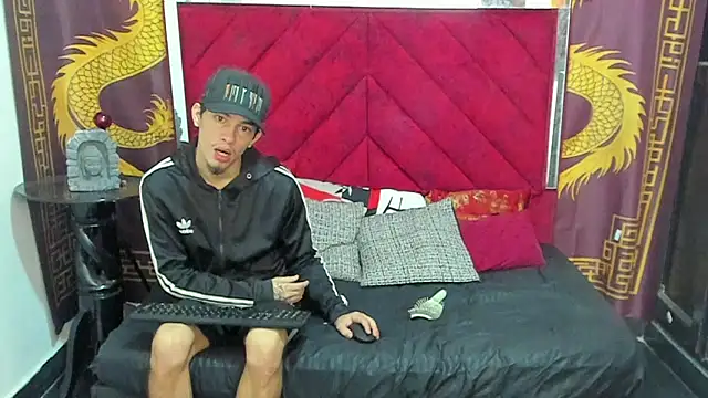 Snapshot of Pride_couple chatting on 12.21.25 Pride couple online show from 12.21.25