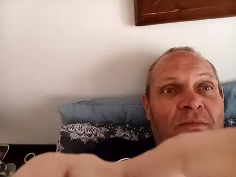 Snapshot of LyrateMarathon chatting on 10.17.25 LyrateMarathon online show from 10.17.25