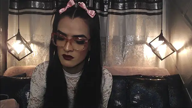 Snapshot of ZAMMIRA chatting on 10.21.25 ZAMMIRA online show from 10.21.25