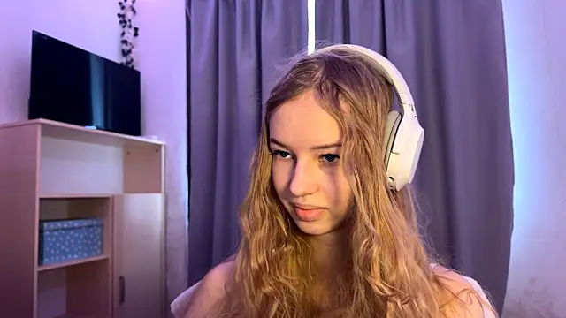 Snapshot of LunaCrave chatting on 10.17.25 LunaCrave online show from 10.17.25