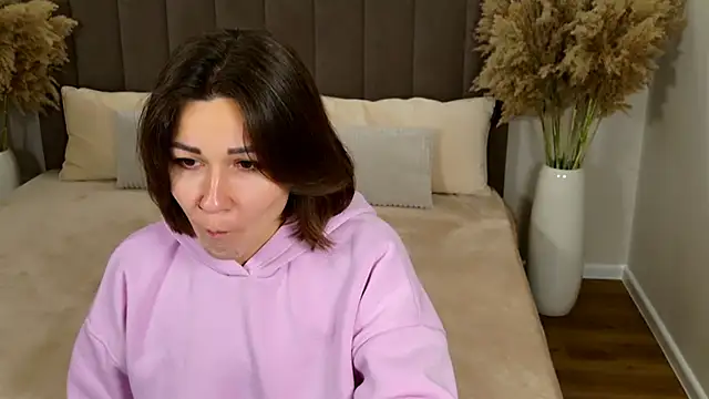 Snapshot of EdenSolis chatting on 11.10.25 EdenSolis online show from 11.10.25