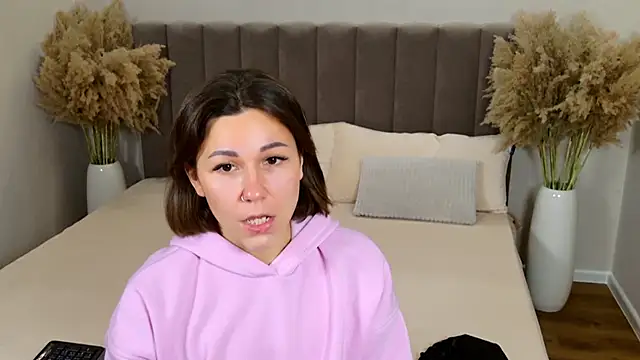 Snapshot of EdenSolis chatting on 11.17.25 EdenSolis online show from 11.17.25