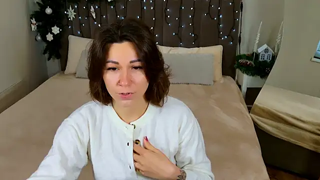 Snapshot of EdenSolis chatting on 12.14.25 EdenSolis online show from 12.14.25