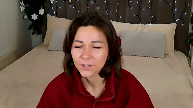 Snapshot of EdenSolis chatting on 12.19.25 EdenSolis online show from 12.19.25