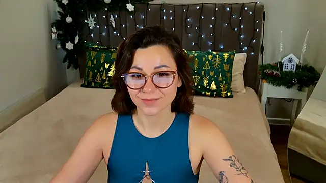 Snapshot of EdenSolis chatting on 12.21.25 EdenSolis online show from 12.21.25