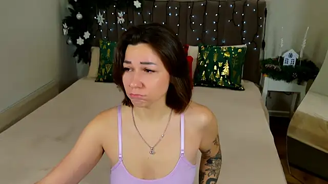 Snapshot of EdenSolis chatting on 12.22.25 EdenSolis online show from 12.22.25