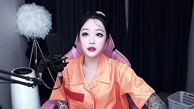 Snapshot of MISA_02 chatting on 10.18.25 MISA 02 online show from 10.18.25