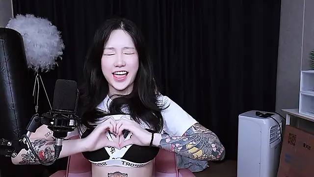 Snapshot of MISA_02 chatting on 10.27.25 MISA 02 online show from 10.27.25