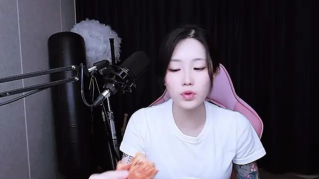 Snapshot of MISA_02 chatting on 11.13.25 MISA 02 online show from 11.13.25