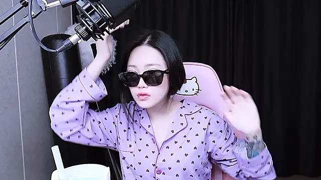 Snapshot of MISA_02 chatting on 11.19.25 MISA 02 online show from 11.19.25