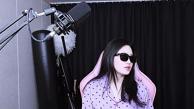 Snapshot of MISA_02 chatting on 11.20.25 MISA 02 online show from 11.20.25