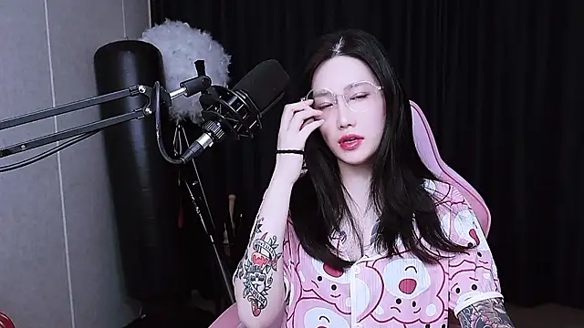 Snapshot of MISA_02 chatting on 11.23.25 MISA 02 online show from 11.23.25